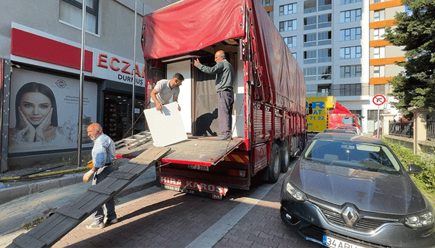 Tahliye davasını kaybedince olan oldu... Öğrenci yurdundaki eşyaları kaçırmaya çalıştılar