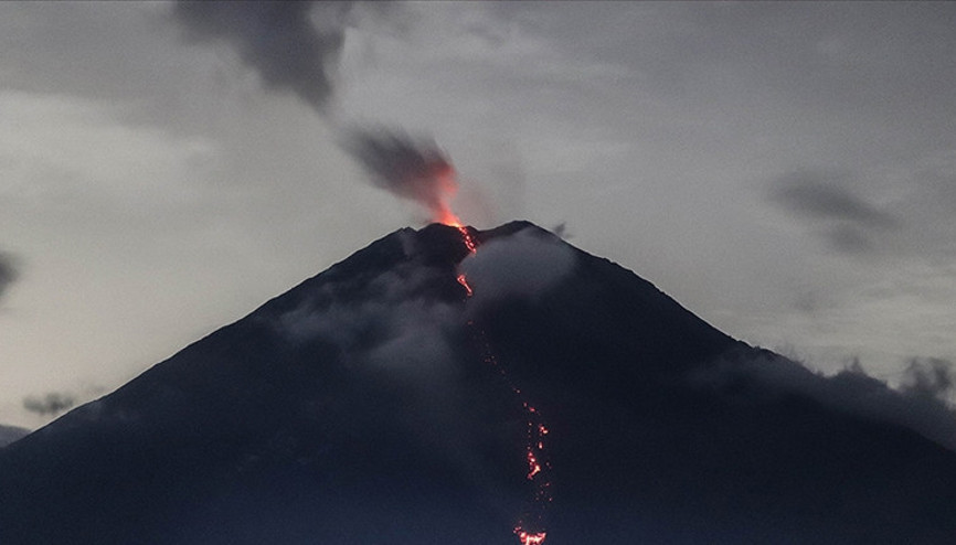 Endenezyadaki Semeru Yanardağı peş peşe 2 kez patladı: Küller 600 metre yüksekliğe ulaştı