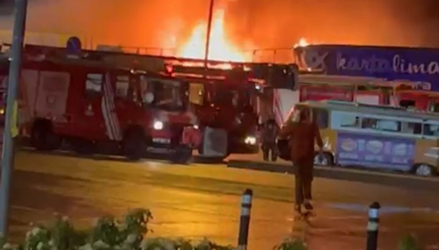 İstanbul - Kartal’da balıkçı barınağında çıkan yangın 4 restorana sıçradı İstanbul - Kartal’da balıkçı barınağında çıkan yangın 4 restorana sıçradı
