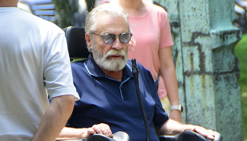 Haluk Bilginer tekerlekli sandalyede