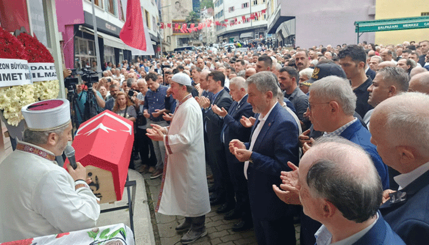 Eski bakan Mustafa Demir, toprağa verildi