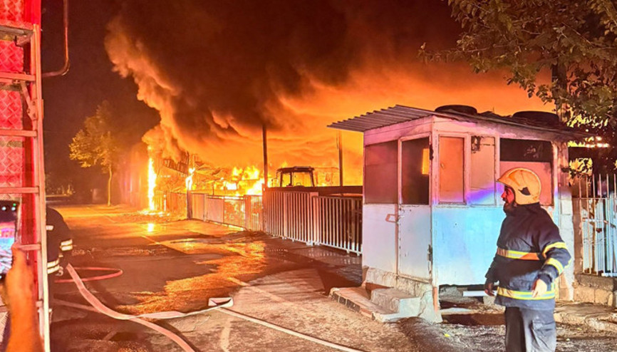 Diyarbakırdaki yangında 3 dükkan ile 22 traktör yanarak kullanılamaz hale geldi