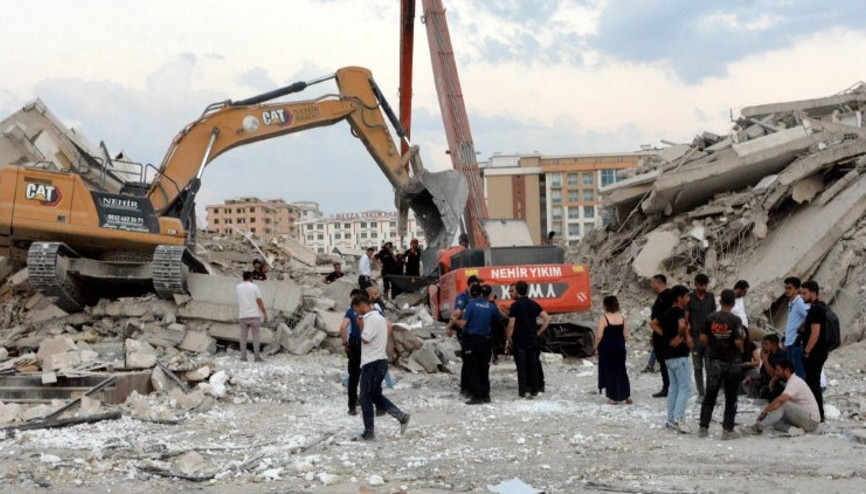 Bina yıkımında çökme: Operatör yaşamını yitirdi