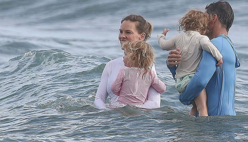 Bir tane isterken ikisi bir arada geldi... Geç oldu ama çok güzel oldu.. Ünlü oyuncuyla kocasının kolu kucağı dolu