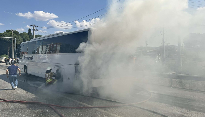 Manisada, seyir halindeki yolcu otobüsü alev aldı