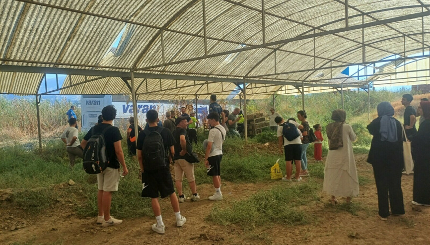 Manisada yolcu otobüsü fabrikanın bahçesine girdi: 3 yaralı