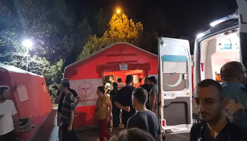Balıkesirdeki depremde 16 bina yıkıldı, vatandaş geceyi sokakta geçirdi