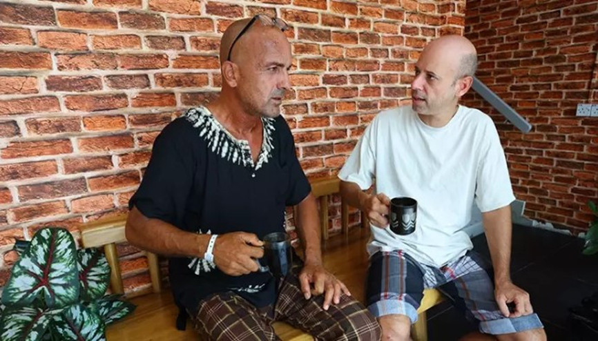 Malezya açıklarında teknesi batınca 40 saat yüzerek kurtulan Türk kaptan, yaşadıklarını anlattı