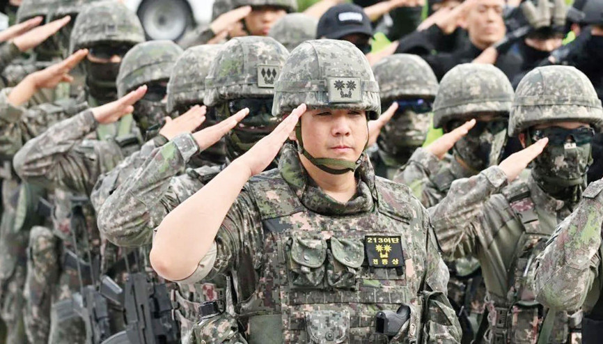 Azalan doğum orduyu küçülttü... Güney Kore asker bulamıyor