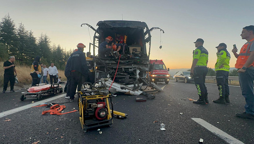 Feci kaza Yolcu otobüsü kamyona çarptı
