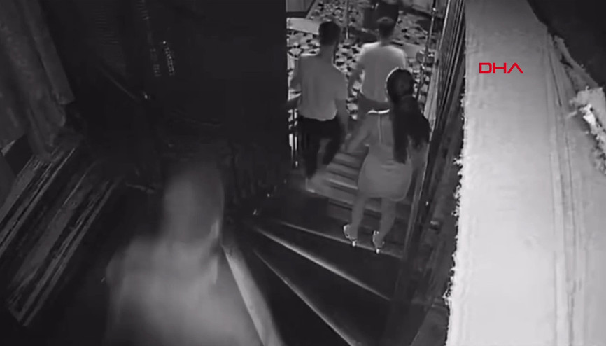 Taksim’de gece kulübünde kıskandığı kadını ve kendi sevgilisini bıçakladı