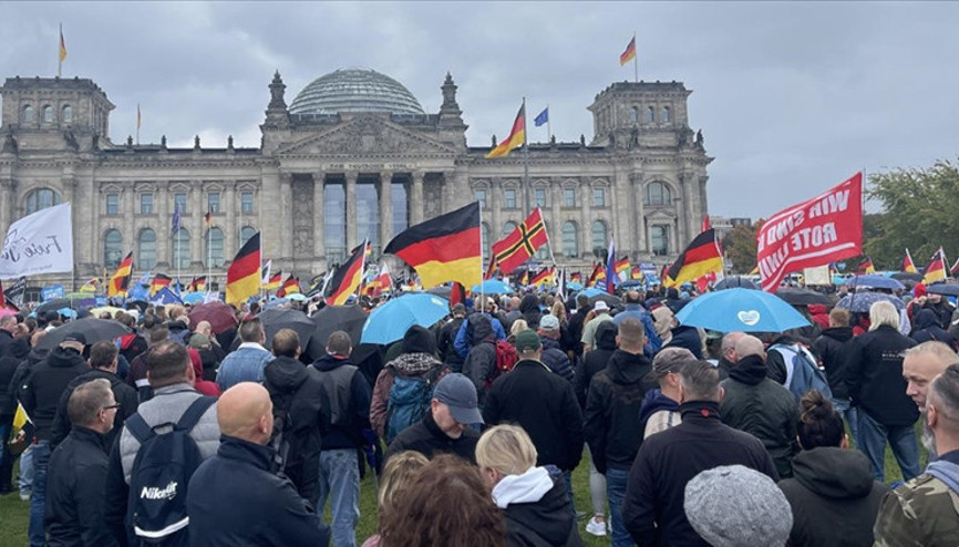 Almanyada aşırı sağcı AfD seçim anketinde birinci Almanyada aşırı sağcı AfD seçim anketinde birinci