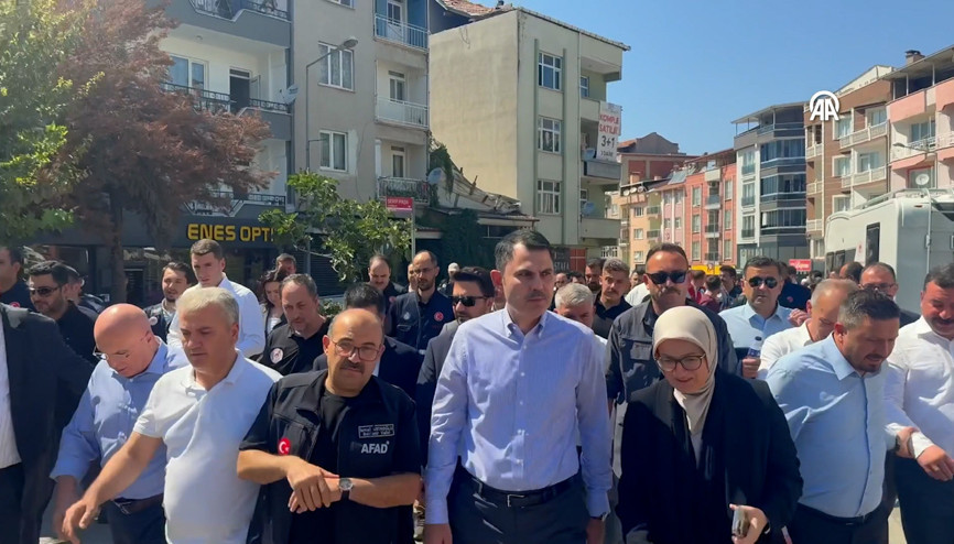 Çevre, Şehircilik ve İklim Değişikliği Bakanı Kurum, Sındırgıda esnaf ve vatandaşları ziyaret etti Çevre, Şehircilik ve İklim Değişikliği Bakanı Kurum, Sındırgıda esnaf ve vatandaşları ziyaret etti