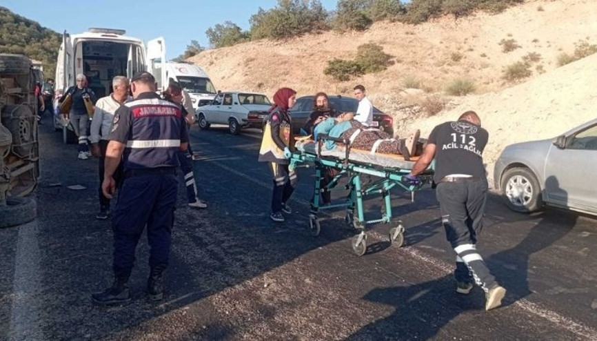 Tarım işçilerini taşıyan minibüs devrildi: 23 yaralı