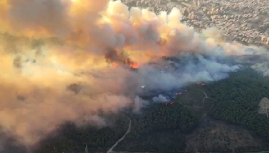 İzmirde ormanlık alana sıçrayan yangına müdahale ediliyor
