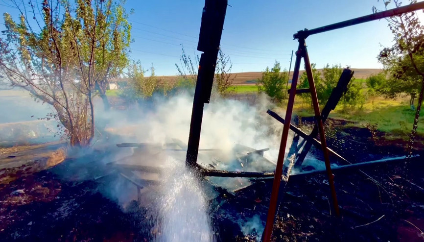 Elazığ’da bahçede çıkan yangın söndürüldü Elazığ’da bahçede çıkan yangın söndürüldü