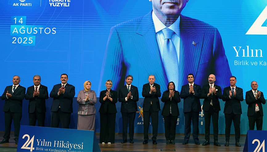 Son dakika haberler: Cumhurbaşkanı Erdoğan rozetlerini taktı... İşte AK Partiye katılan yeni isimler