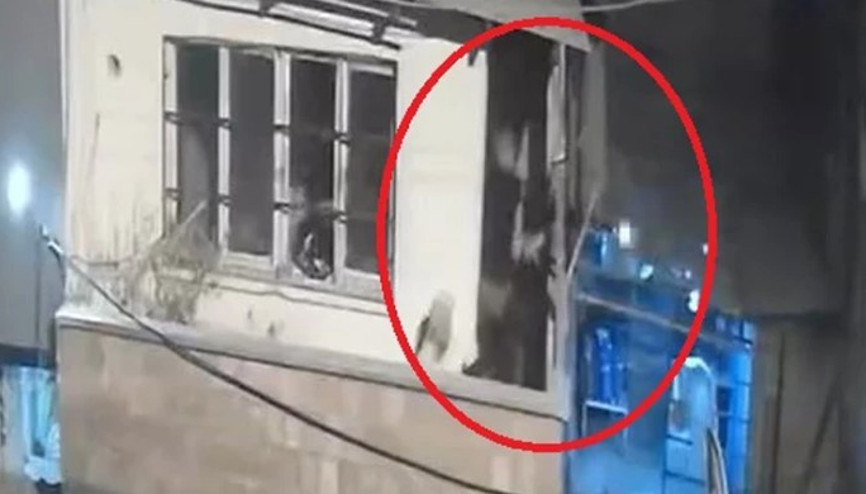 Husumetli komşular, balkonlardan çatıştı