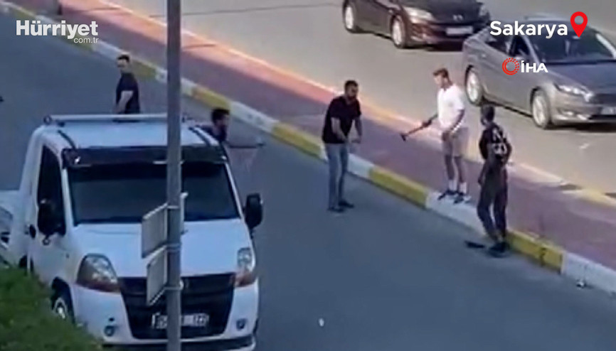Sakaryada cadde ortasında çekiç ve sopalı kavga kamerada