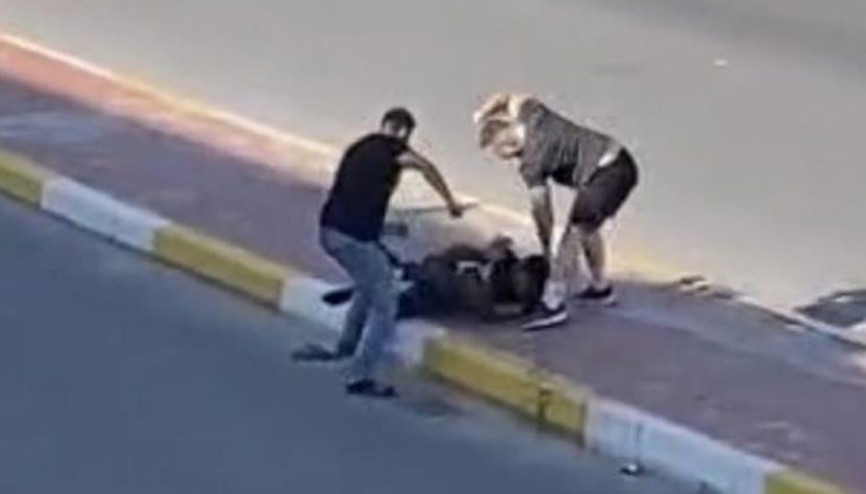 Cadde ortasında vahşet Çekiç ve sopalı kavga kamerada