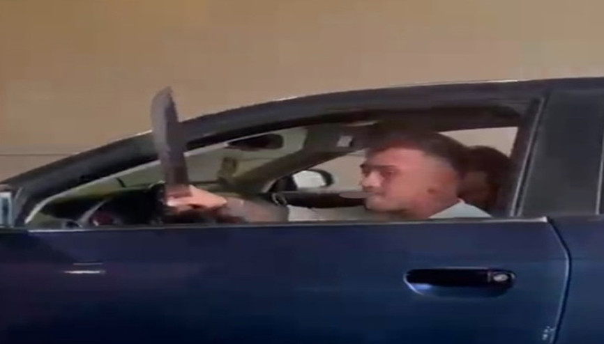 Ankarada bir maganda aracının camından kılıç salladı O anlar kameraya yansıdı