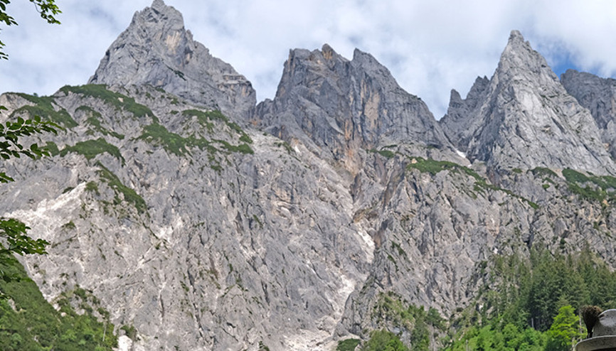 Avusturyada belediye başkanı, eşinin gözleri önünde 45 metreden düşerek hayatını kaybetti