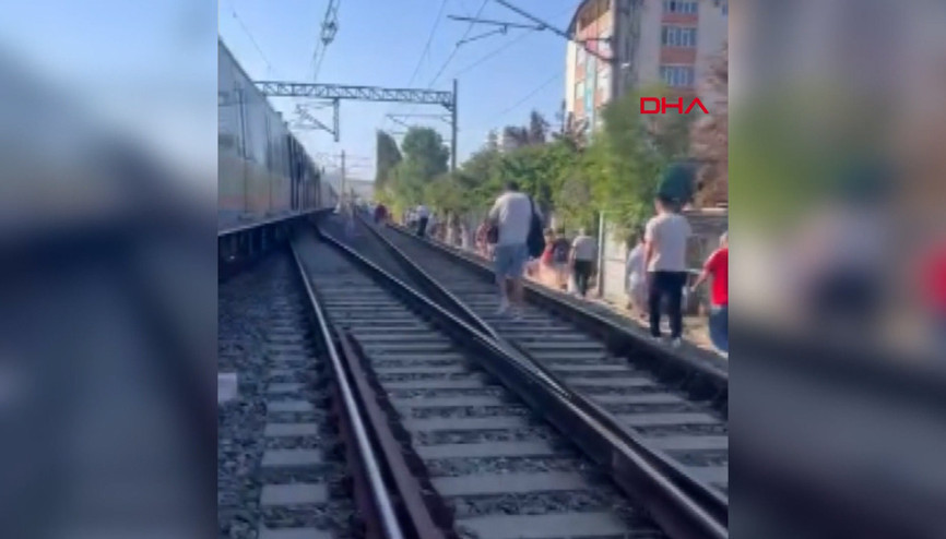 Marmaray hattına ağaç devrildi, yolcular demir yolunda yürüdü