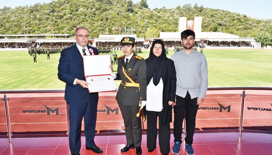 Şehit Ömer Halisdemir’in kızı Elif Nur teğmen oldu