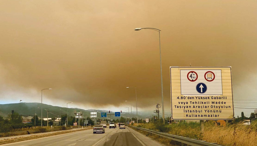 Alevler yerleşim yerlerine ulaştı