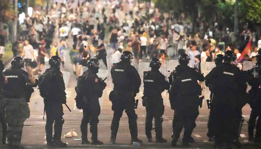 Sırbistan sokakları savaş alanına döndü