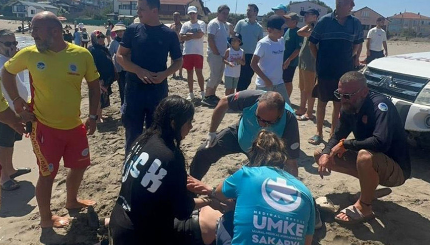 Sakaryada panik anları Yasağa rağmen denize açıldılar, son anda boğulmaktan kurtarıldılar