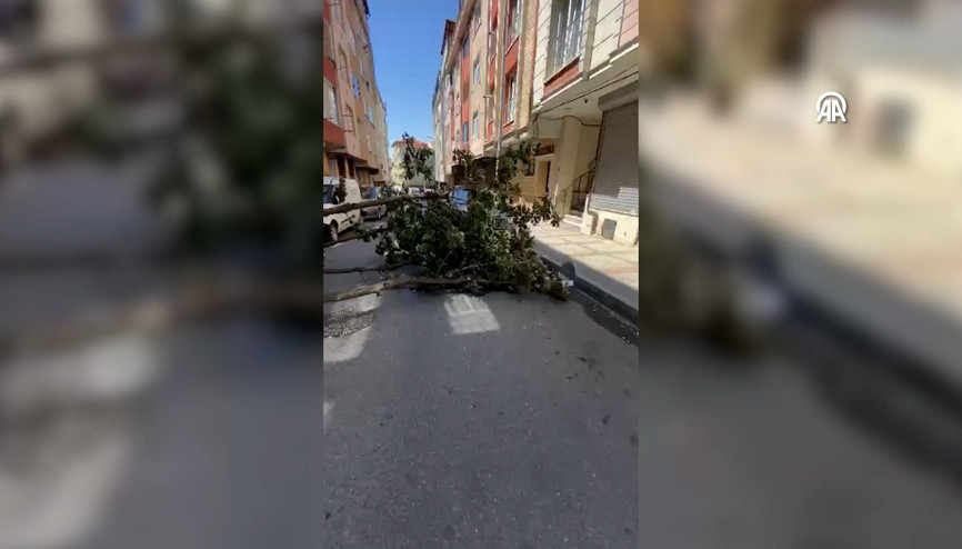 İstanbulda etkisini sürdüren fırtına hayatı olumsuz etkiledi