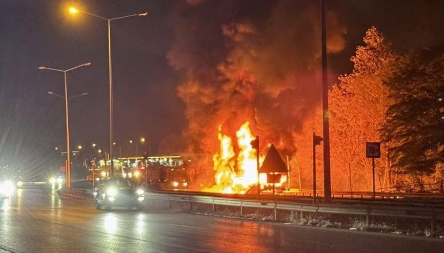 Kimyasal madde yüklü tır 8 kilometre boyunca alev alev yandı