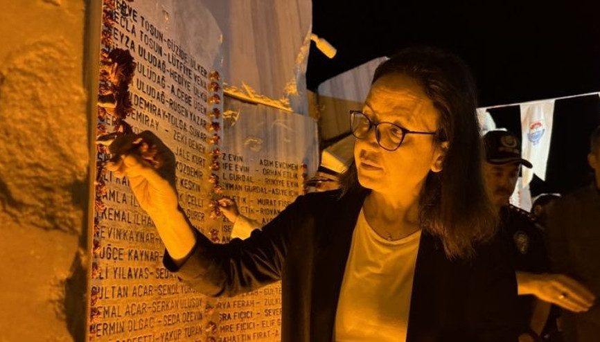 26 yıldır dinmeyen acı... Marmara Depreminde hayatını kaybedenler anıldı