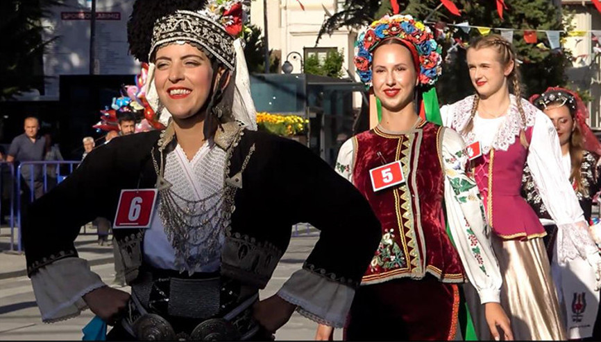 6 farklı ülkeden gelen genç kadınlar katıldı... Sarımsak festivalinin en güzeli seçilebilmek için yarıştılar