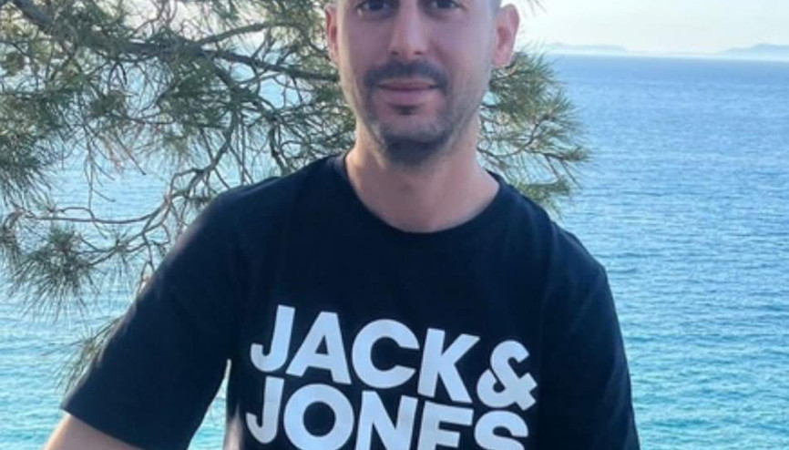 Refüjdeki ağaca çarpan otomobilin sürücüsü öldü