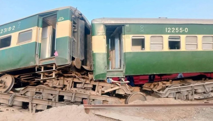 Tren raylardan çıktı: 1 ölü, 24 yaralı