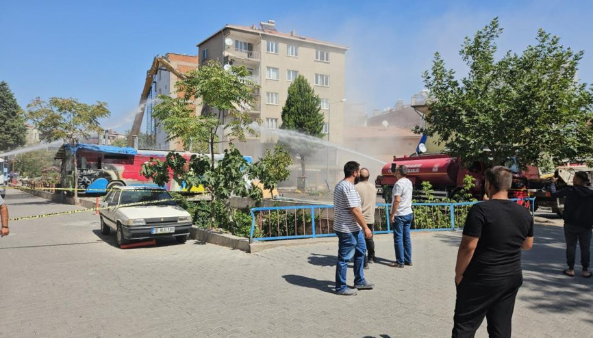 Sındırgıda depremde ağır hasar gören binalar yıkılmaya devam ediyor