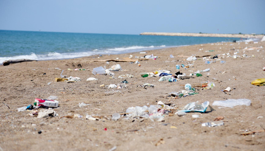 Kumköy Sahili’nin bitmeyen çilesi... O barakalar kalktı ama çöpleri kaldı