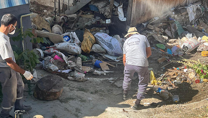 Kötü koku nedeniyle mahalleliler şikayet etti Evden tam 20 kamyon çöp çıktı