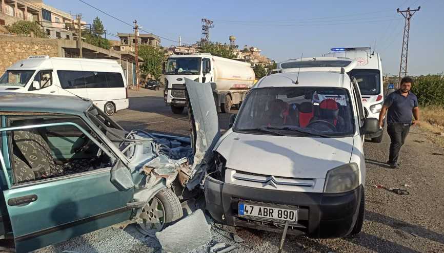 Gercüş’te hafif ticari araçla otomobil çarpıştı: 3 yaralı