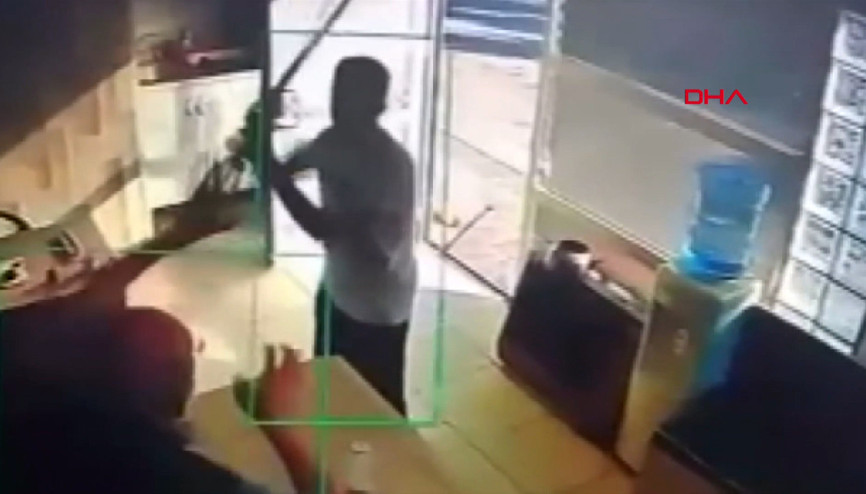 Ankarada taksi durağındaki görevliye kılıçla saldırı kamerada