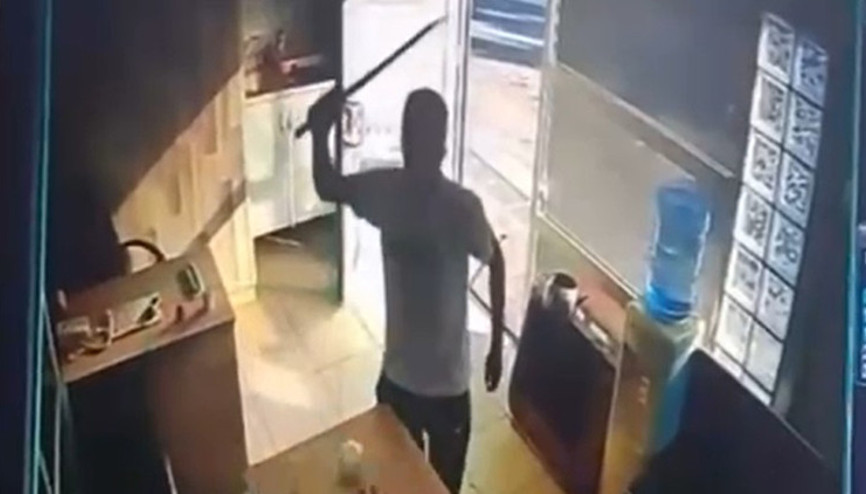 Taksi durağındaki görevliye kılıçla saldırı kamerada