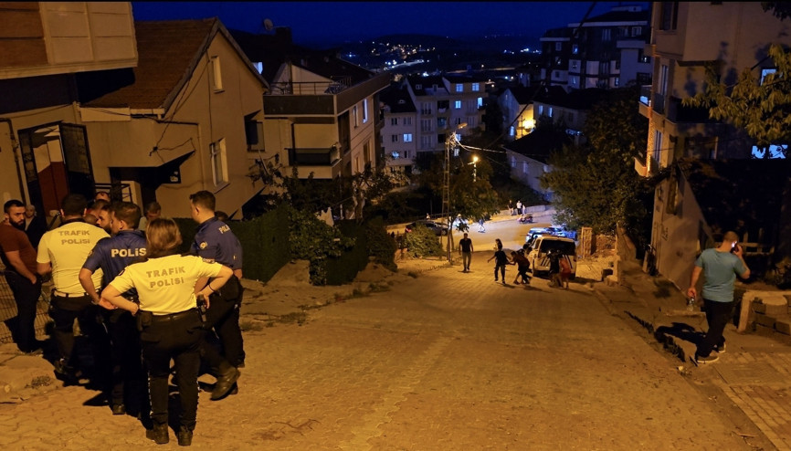 İstanbul - Sancaktepede yokuşta kayan cip apartman boşluğuna düştü