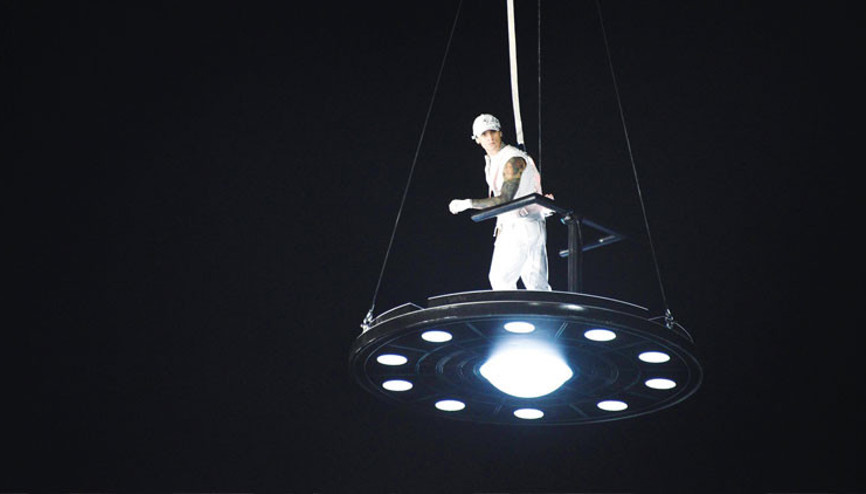 Sahneye UFO’yla indi