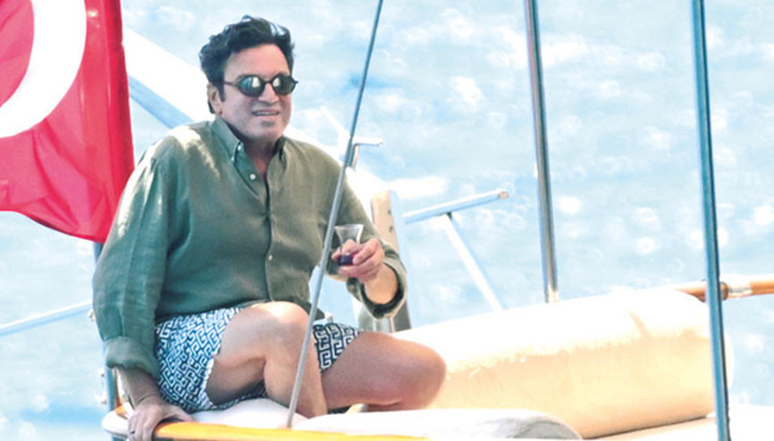 Mario Frangoulisin teknede çay keyfi