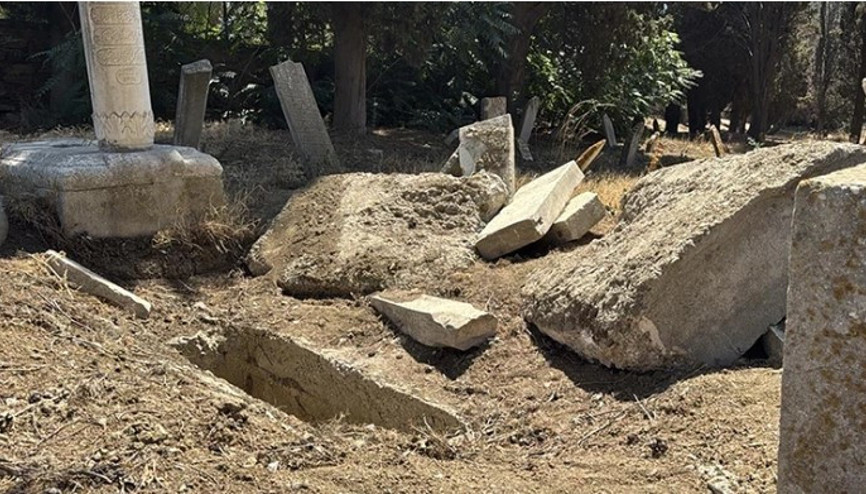 Tekirdağ’da defineciler, 18’inci yüzyıla ait mezarı tahrip etti Tekirdağ’da defineciler, 18’inci yüzyıla ait mezarı tahrip etti