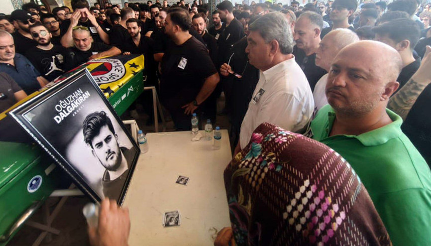 Jrokez lakaplı sosyal medya yayıncısı son yolculuğuna uğurlandı Cenazesinde dikkat çeken detay