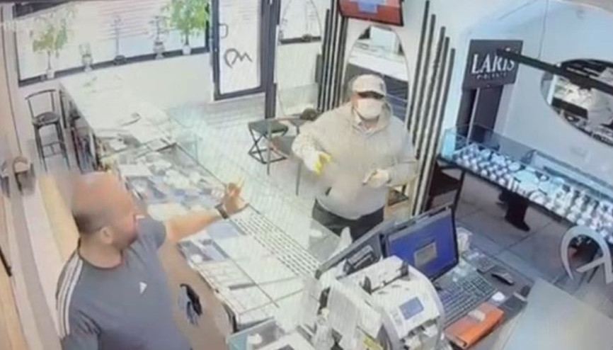 Oyuncak tabancayla kuyumcu soymaya kalktı O anlar kameraya böyle yansıdı