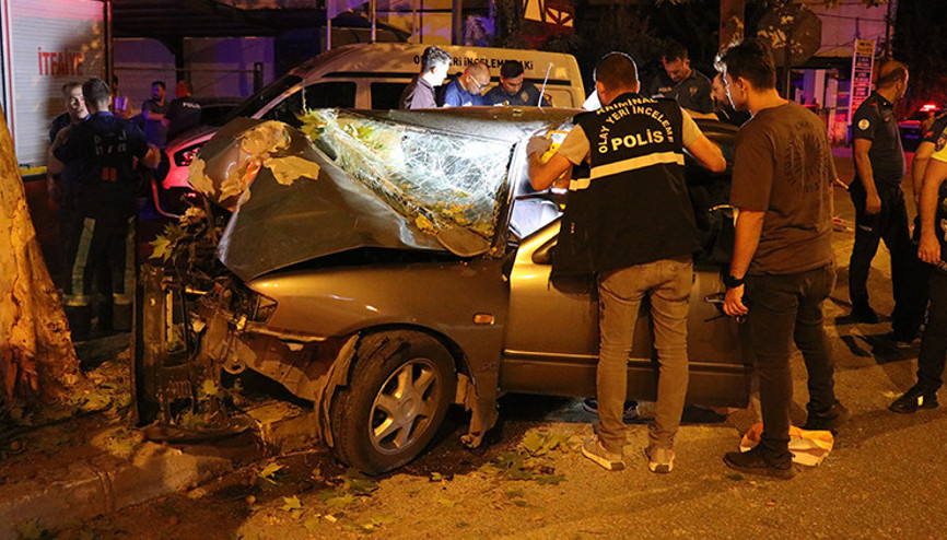 Otomobil ağaca ok gibi saplandı: 2 ölü, 1 ağır yaralı